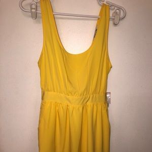 Yellow dress w/pockets and keyhole button back.